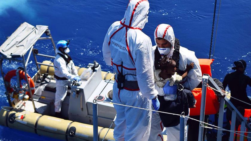 Migrantes e refugiados resgatados ao largo da Líbia, Agosto de 2016. Foto: Marinha Militar Italiana