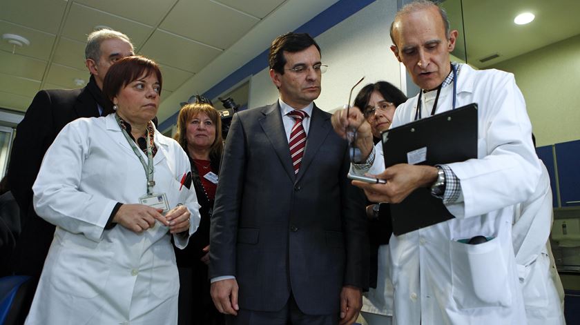 Ministro garante aos médicos que o concurso é publicado ainda hoje. Foto: António Pedro Santos/Lusa