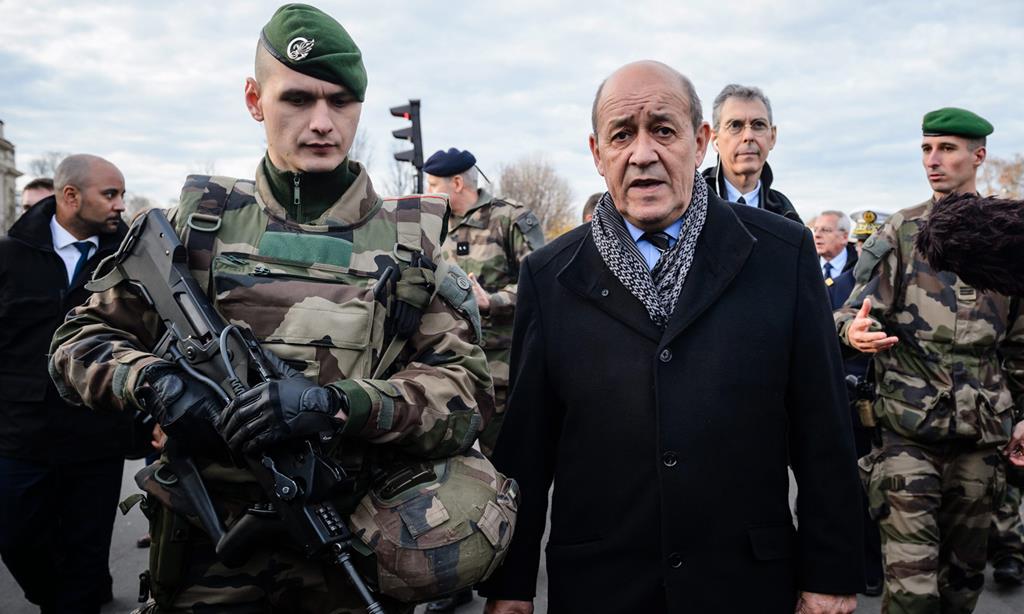 O ministro francês da Defesa, Jean-Yves Le Drian, à direita. Foto: Christophe Petit Tesson/EPA
