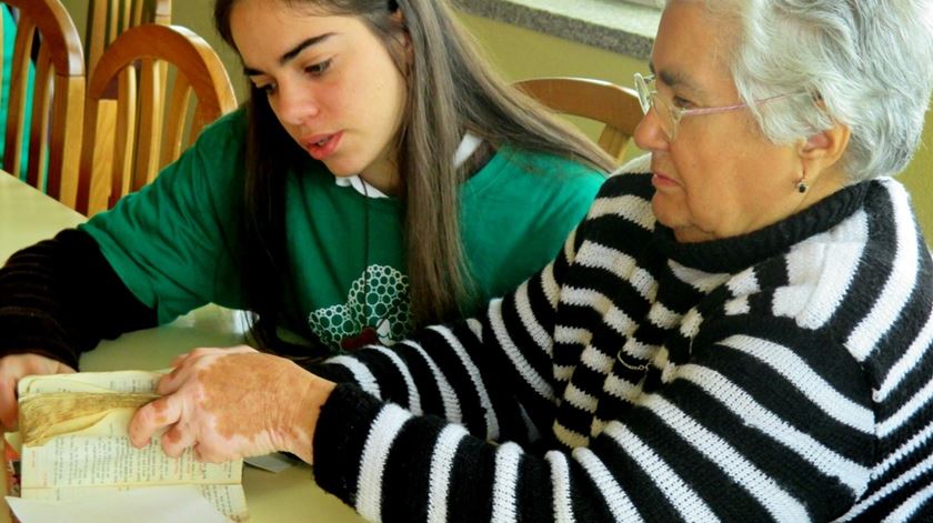Jovem ajuda idosa durante Missão País. Foto: Missão Pais