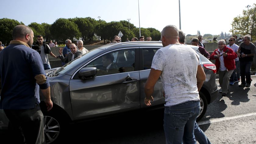 Carro da Uber vandalizado por taxistas no aeroporto de Lisboa. Foto: Miguel A.Lopes/Lusa