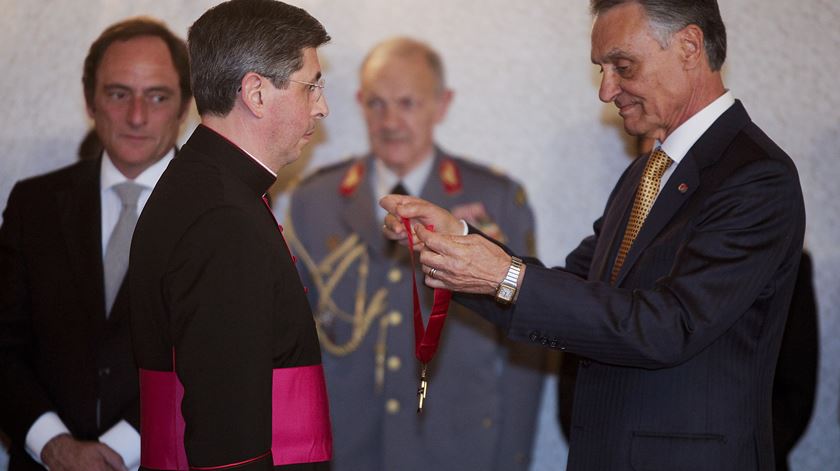 Monsenhor José Avelino Bettencourt a ser condecorado pelo então presidente Cavaco Silva. Foto: DR