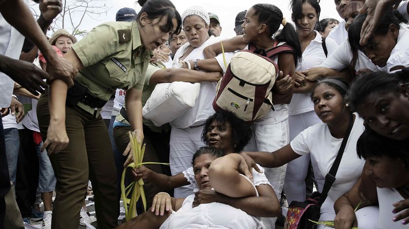 Mulheres de Branco detidas durante visita de Obama a Cuba. Foto: Jeffrey Arguedas/EPA