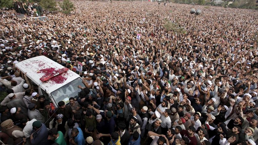 Milhares de pessoas marcaram presença no funeral de Mumtaz Qadri, executado pelo assassinato de Salman Taseer. Foto: DR