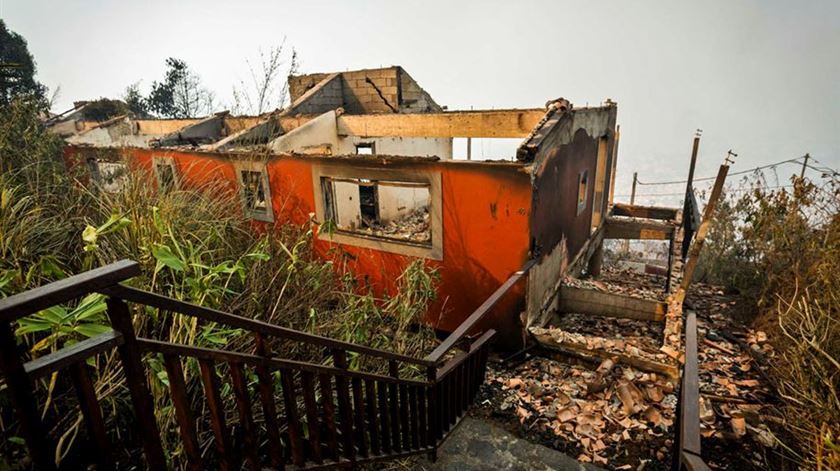 Um dos 8 bungalows do hotel Choupana Hills destruído pelo fogo. Foto: Gregório Cunha/Lusa