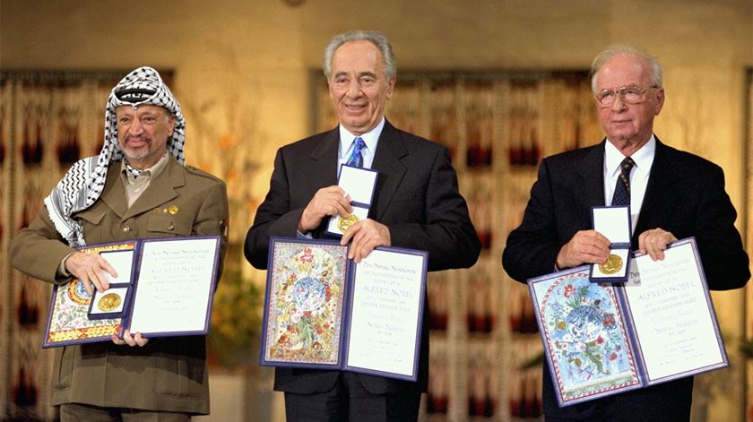 Yasser Arafat, Shimon Peres e Yitzhak Rabin com o Prémio Nobel da Paz. Foto: Governo de Israel/EPA