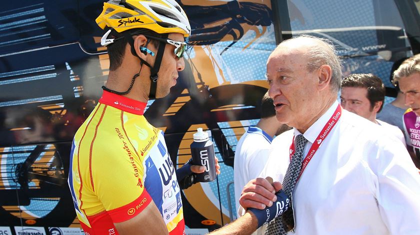 Pinto da Costa felicitou Rafael Reis, actual portador da camisola amarela. Foto: Nuno Veiga/Lusa