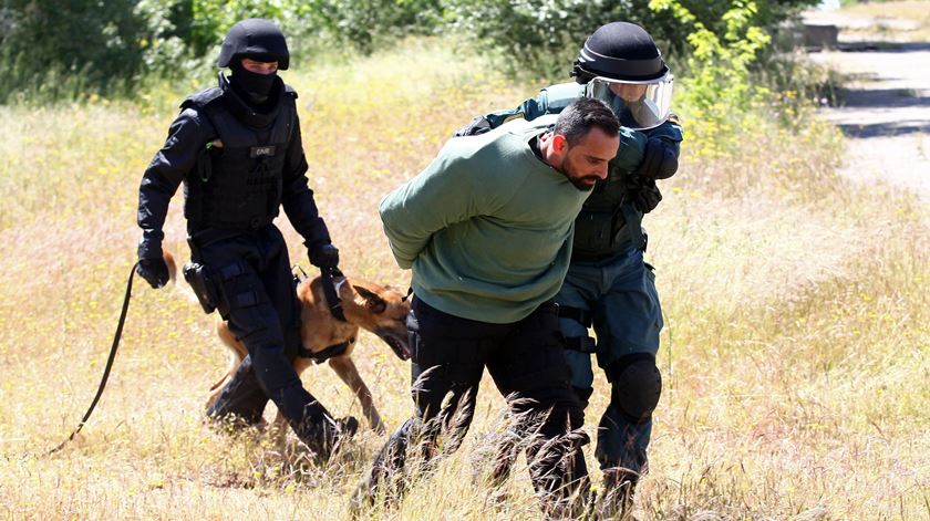 GNR e Guardia Civil, prendem um presumivel "terrorista" durante uma acção no âmbito do exercício antiterrorista "Barreira Ibérica 2016”. Foto: Nuno Veiga/Lusa