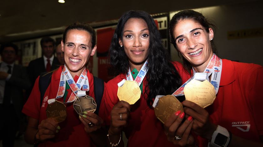 As três atletas lusas exibiram as suas medalhas à chegada a Portugal. Foto: Nuno Veiga/ Lusa
