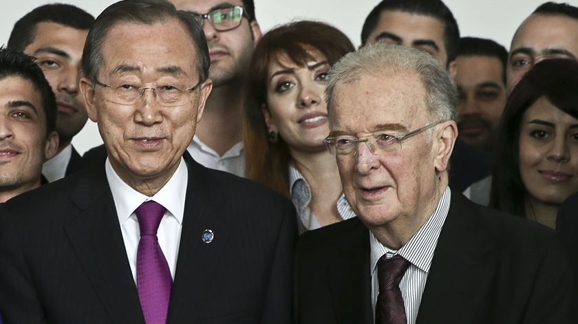 Ban Ki-moon, Jorge Sampaio e estudades sírios. Foto: António Cotrim/Lusa