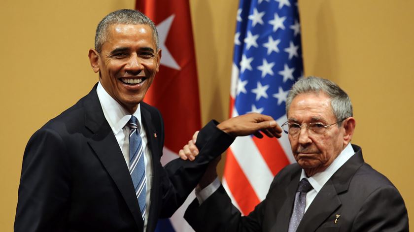 Obama promoveu a abertura e a aproximação à Cuba de Raúl Castro, mas, com Trump na Casa Branca, regressou a "linha dura". Foto: Alejandro Ernesto/EPA