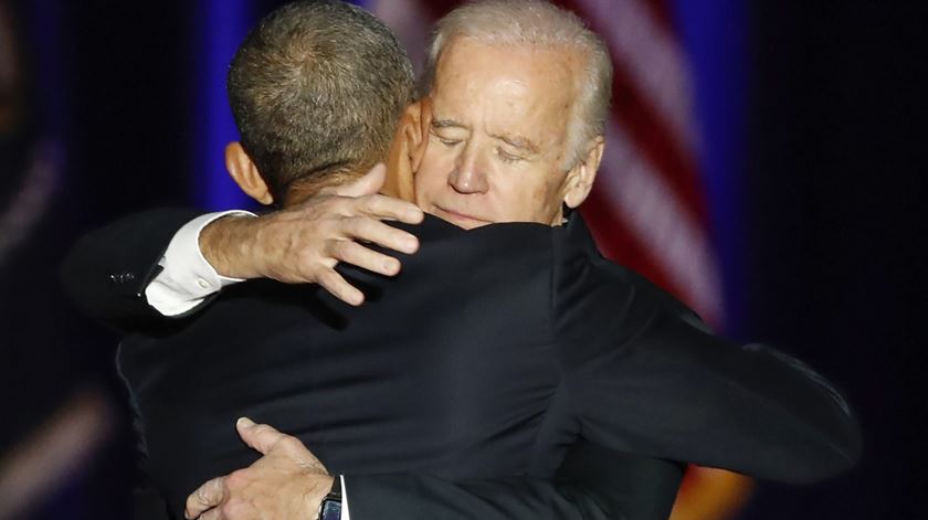 Obama e Joe Biden na despedida do ex-Presidente, em Chicago, em janeiro de 2017. Foto: Kamil Krzaczynski/EPA