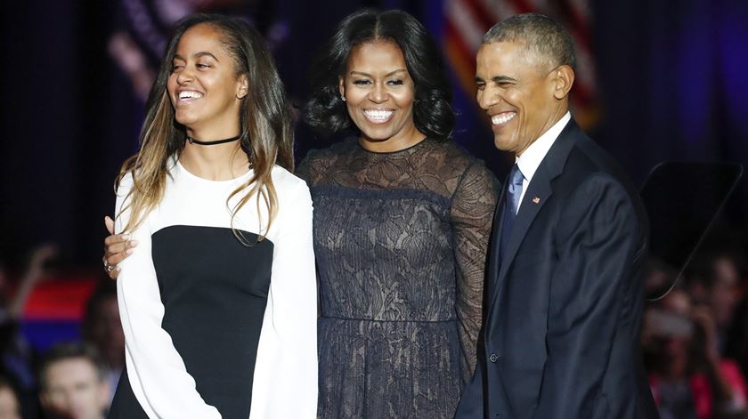 Malia, Michelle e Barack Obama no McCormick Place. Foto: Kamil Krzaczynski/EPA