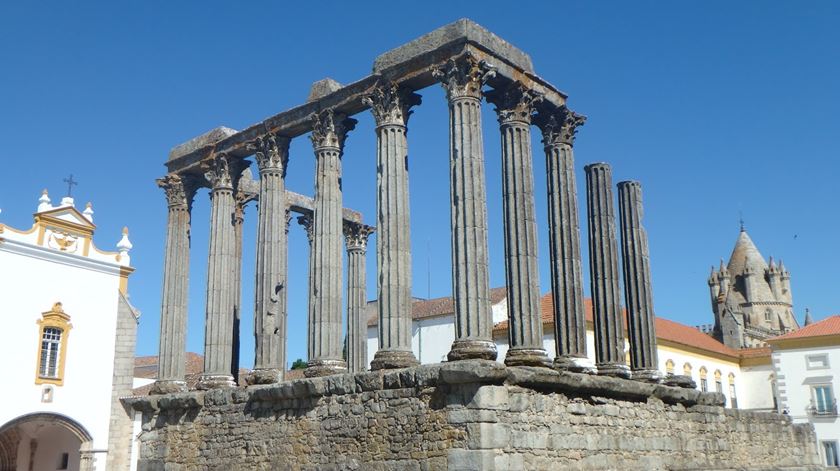 Templo Romano está agora parcialmente envolto em andaimes. Foto: DR