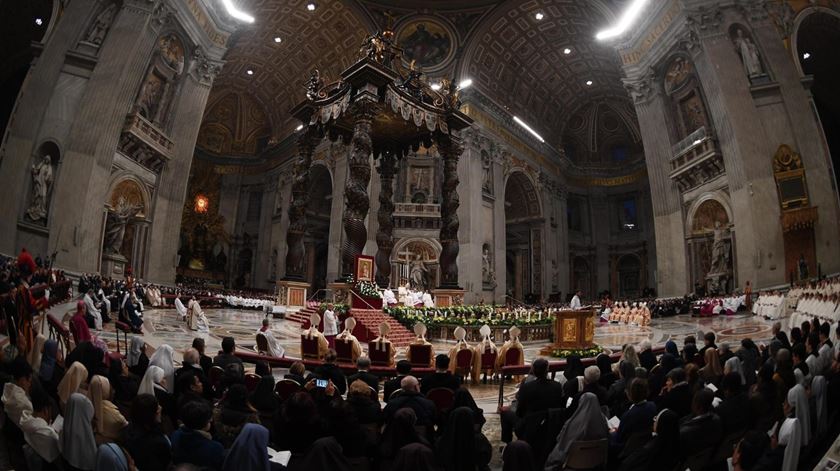 Papa celebra missa com religiosos consagrados. Foto: Maurizzio Brambatti/ANSA/EPA