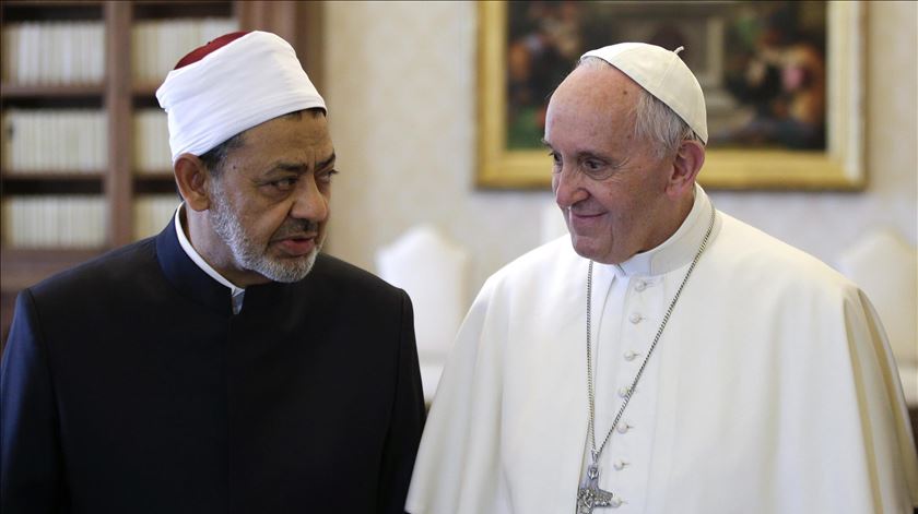 O Papa Francisco com o imã Ahmad Al-Tayyeb da Universidade de Al-Azhar. Foto: Max Rossi/EPA