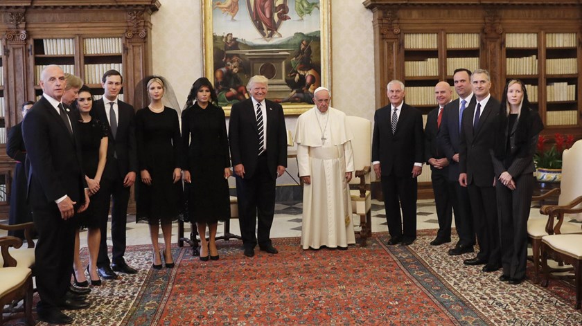 O Papa saudou também a primeira-dama Melania Trump, a filha mais velha de Donald Trump, Ivanka, e o seu marido, Jared Kushner. Foto: Alessandra Tarantino/EPA