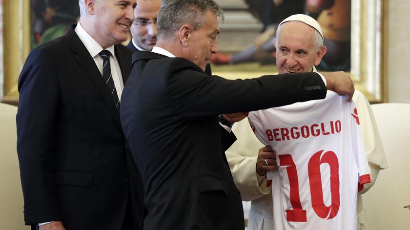 Papa Francisco com camisola da Bosnia. Foto Andrew Medichini EPA