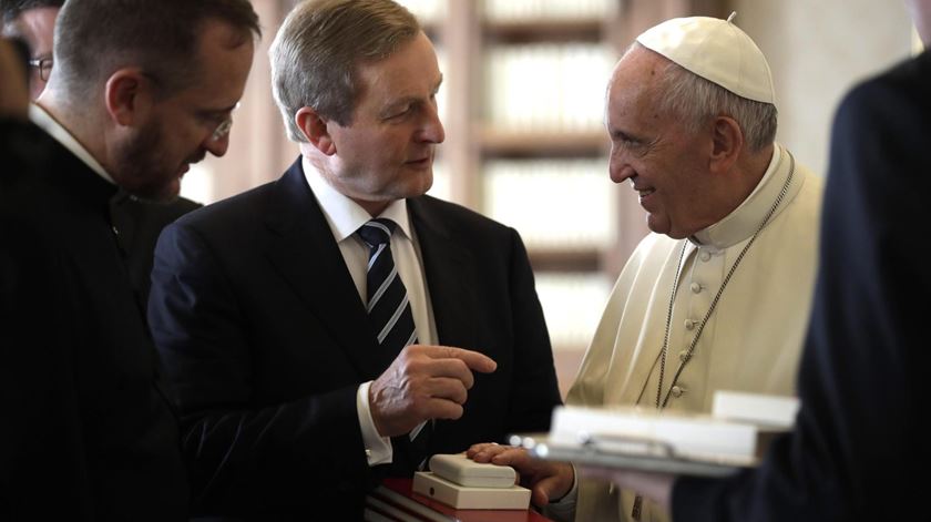 Papa Francisco com o primeiro-ministro irlandês, Enda Kenny. Foto: Alessandra Tarantino/EPA
