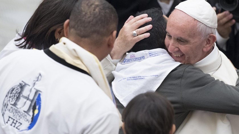 Papa Francisco com vítimas de doença de Huntington. Foto: Claudio Peri/EPA