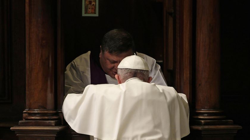 O Papa Francisco confessa-se na Basílica de São Pedro. Foto: Max Rossi/EPA
