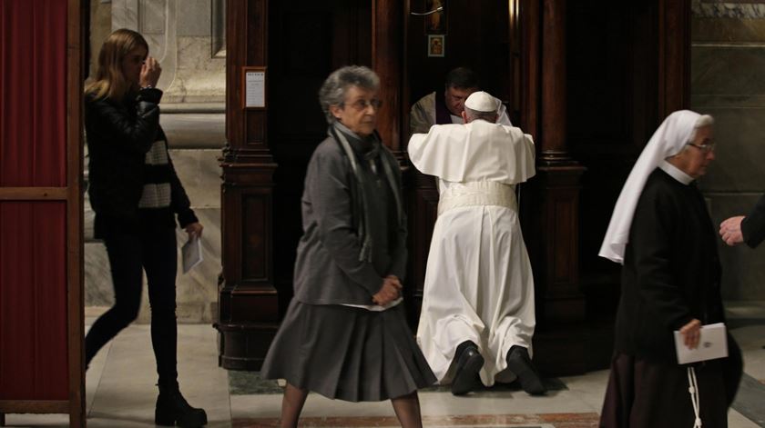 Papa confessa-se na Basílica de São Pedro. Foto: Max Rossi/EPA
