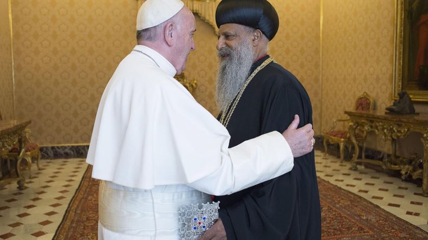 Papa Francisco encontra-se com o Patriarca Matias I da Igreja Ortodoxa da Etiópia. Foto: Osservatore Romano/EPA