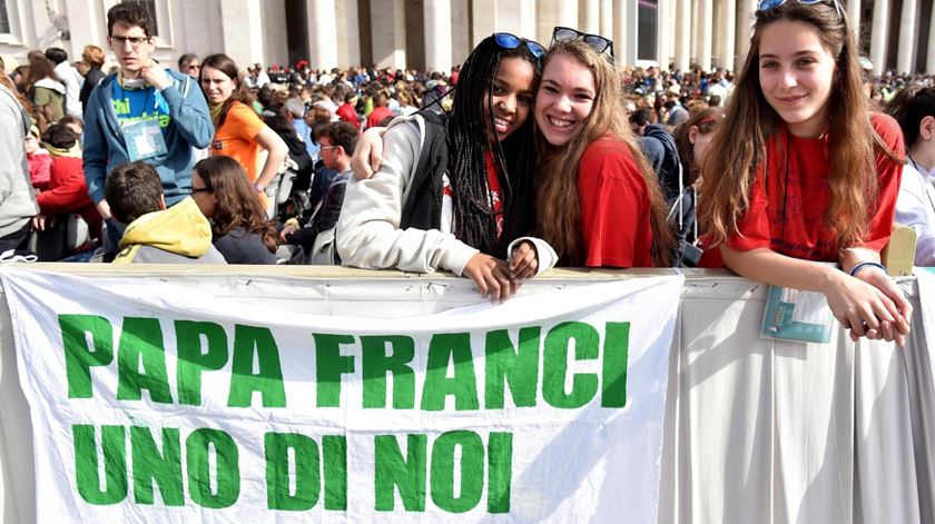 Jovens saúdam o Papa Francisco em Roma. Foto: Ettore Ferrari/EPA