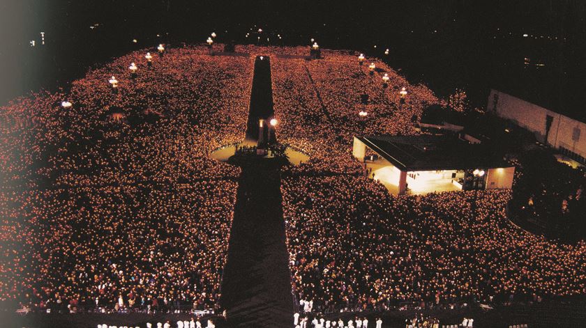 Papa João Paulo II em Portugal. Multidao na procissão das velas, em Fátima. Foto Arquivo RR