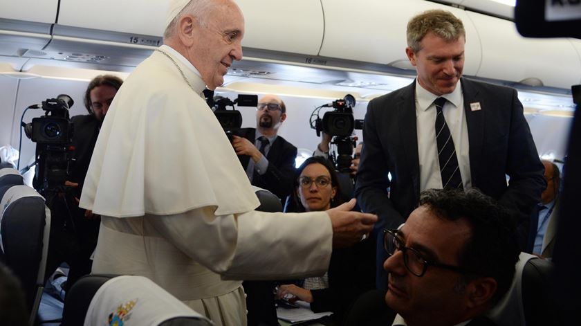 O Papa em conversa com os jornalistas, no avião que o levou de Roma a Lesbos. Foto: EPA