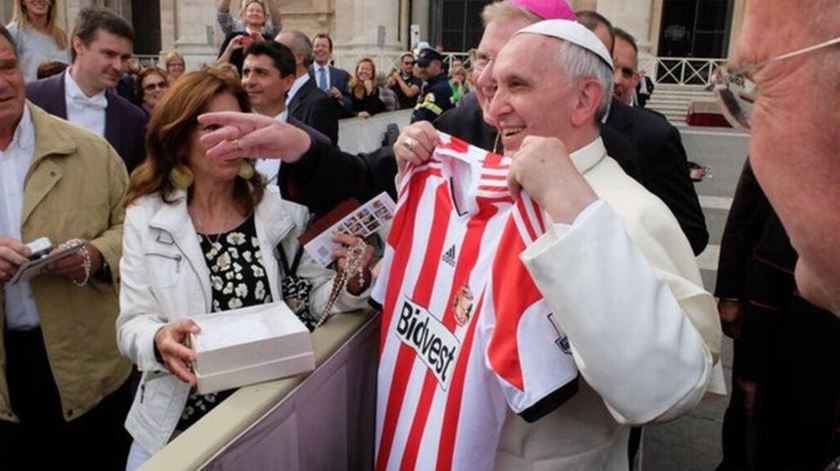 Adeptos do Sunderland oferecem a camisola do clube ao Papa