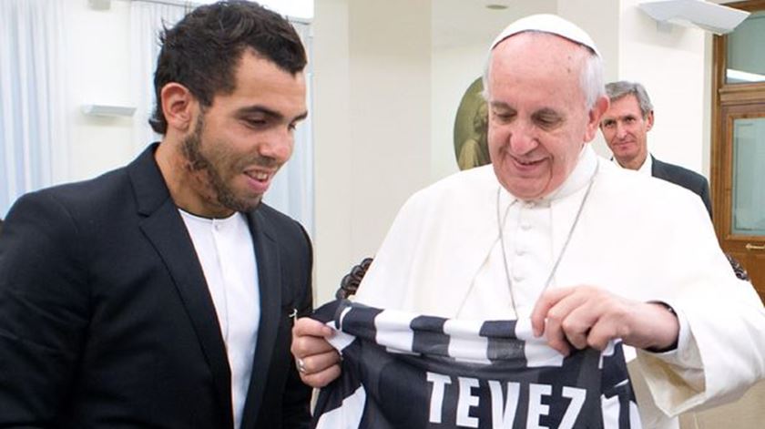 Francisco recebe camisola de Tevez
