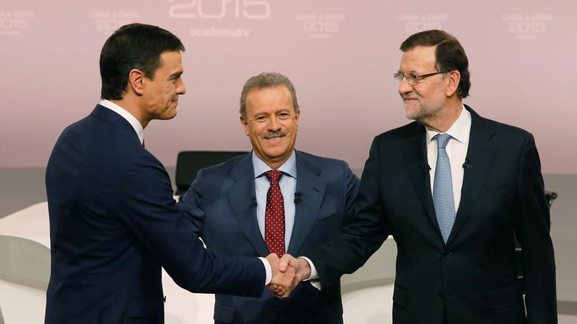 Pedro Sanchez e Mariano Rajoy até se cumprimentaram no início. Foto: EPA