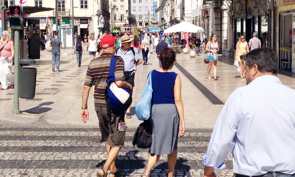 Sabe como deve atravessar numa passadeira? Este peão foi multado por não  saber.