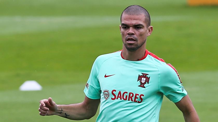 Pepe esteve à disposição de Fernando Santos no primeiro treino da selecção. Foto: Miguel A. Lopes/Lusa