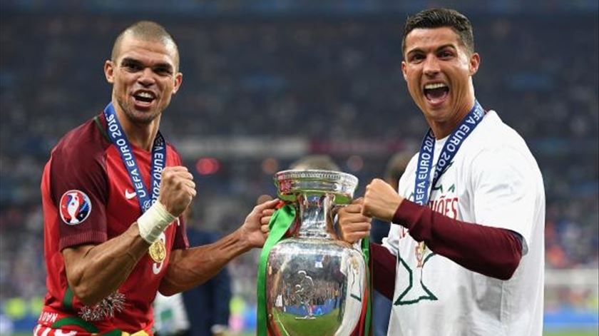 Pepe e Ronaldo nos festejos do título europeu. Foto: EPA