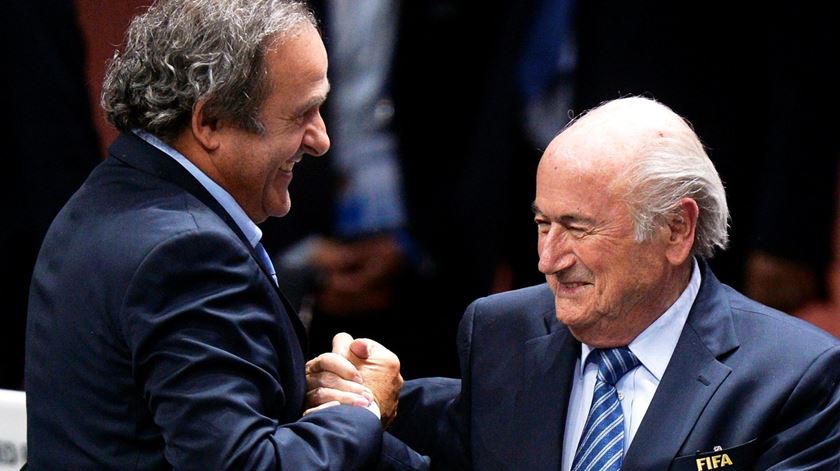 Blatter e Platini cumprimentaram-se por inúmeras vezes. Foto: Walter Bieri/EPA