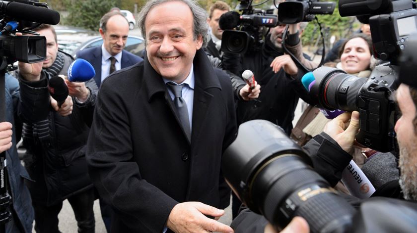 Envolvido no escândalo de corrupção da FIFA por ter alegadamente recebido pagamentos indevidos de Joseph Blatter, Michel Platini pode assistir apenas informalmente aos jogos do Euro. Foto Laurent Gillieron/EPA