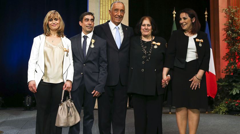 Marcelo condecorou portugueses que ajudaram vítimas dos atentados de Paris. Foto: Paulo Novais/Lusa