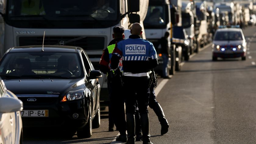 A polícia tinha ordens para impedir os camiões de chegar ao centro da cidade, mas não conseguiu evitar o trânsito na Segunda Circular e no Eixo Norte-Sul. Foto: André Kosters/Lusa