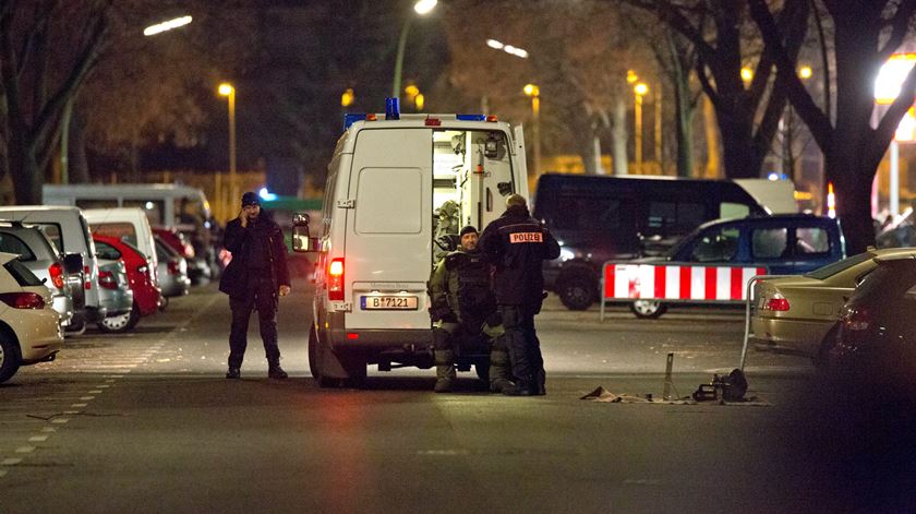 Uma outra operação da polícia alemã, na noite de quinta-feira, em Berlim, levou à detenção de dois suspeitos. Foto: Joerg Carstensen/EPA