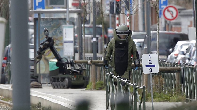 Policia belga em operação antiterrorista em Bruxelas. Foto Olivier Hoslet/EPA