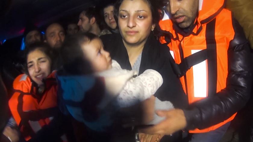 Milhares de pessoas, incluindo esta mulher e a sua criança, já foram salvas pela Polícia Marítima. Foto: DR