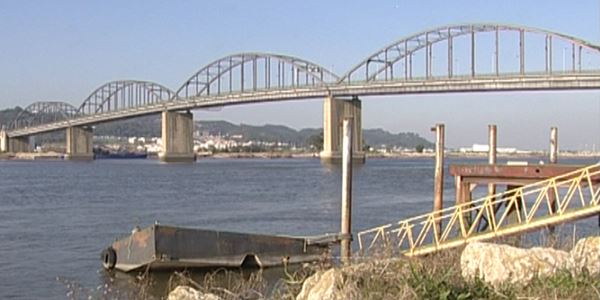 Carro cai ao rio Tejo em Vila Franca de Xira - SIC Notícias