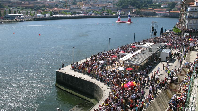 Em 2007 e 2009, foram milhares os espectadores que se juntaram nas margens de Porto e Gaia. Foto: Raul Santos/RR