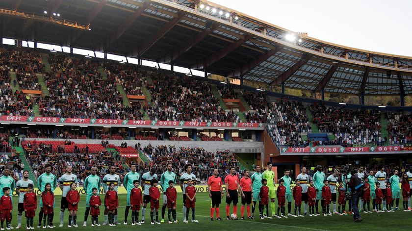 Jogadores unidos na entrada para o relvado, em Leiria. Foto: Paulo Cunha/Lusa