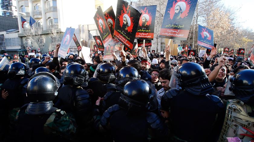 Polícia tenta parar manifestantes. Foto: Abedin Taherkenareh/EPA