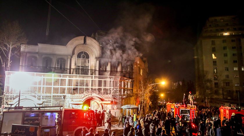 Embaixada saudita em Teerão em chamas. Foto: Mohammad Reza Nadimi/EPA