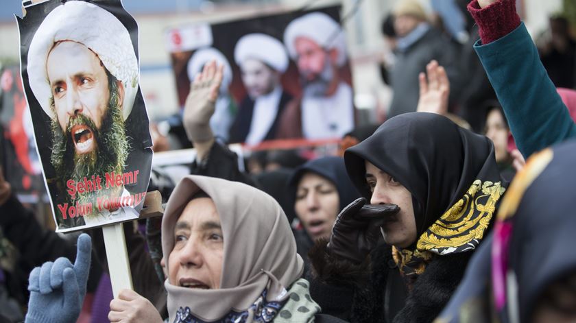 Turcos protestam contra morte do clérigo xiita. Foto: Tolga Bozoglu/EPA