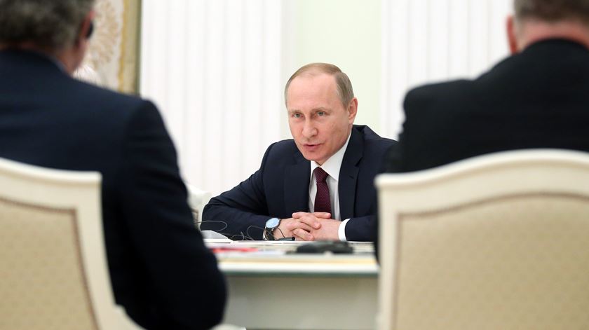 Putin dá garantias a Infantino de que o Mundial 2018 será uma competição segura. Foto: Maxim Shipenkov/EPA